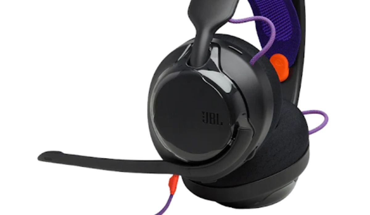 Gaming with Top Noise Cancelling Headphones
