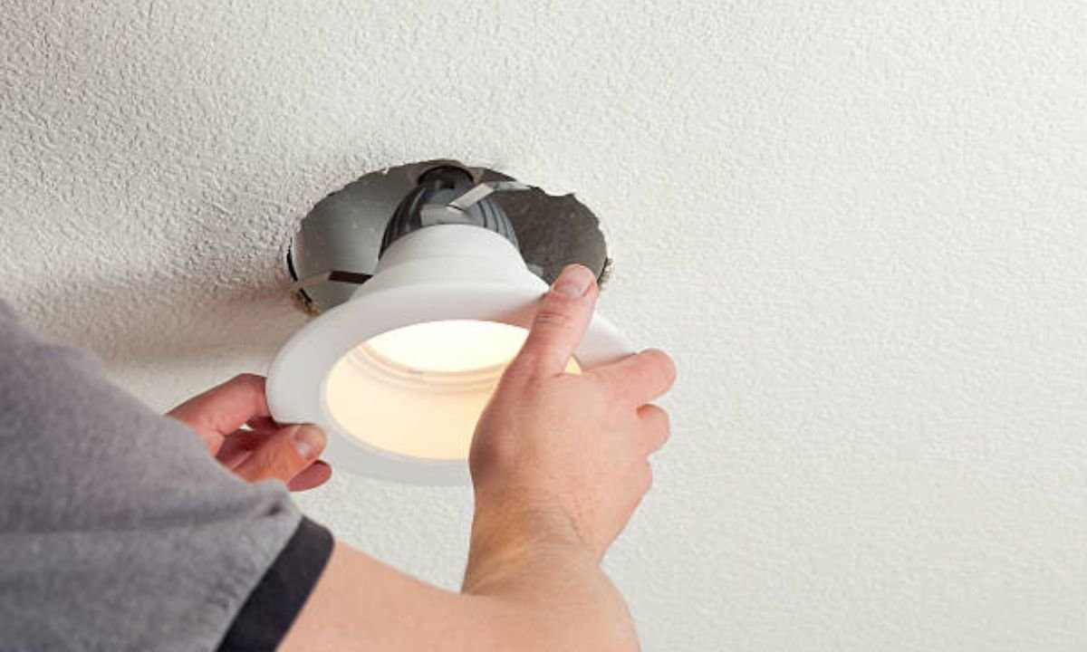 Preparing light fixtures for moving